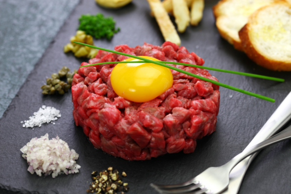mangiare carne cruda